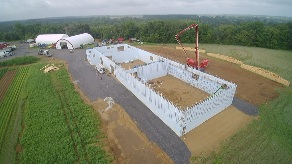 Chantier de construction Système Polycrete — murs de fondation en coffrage isolant